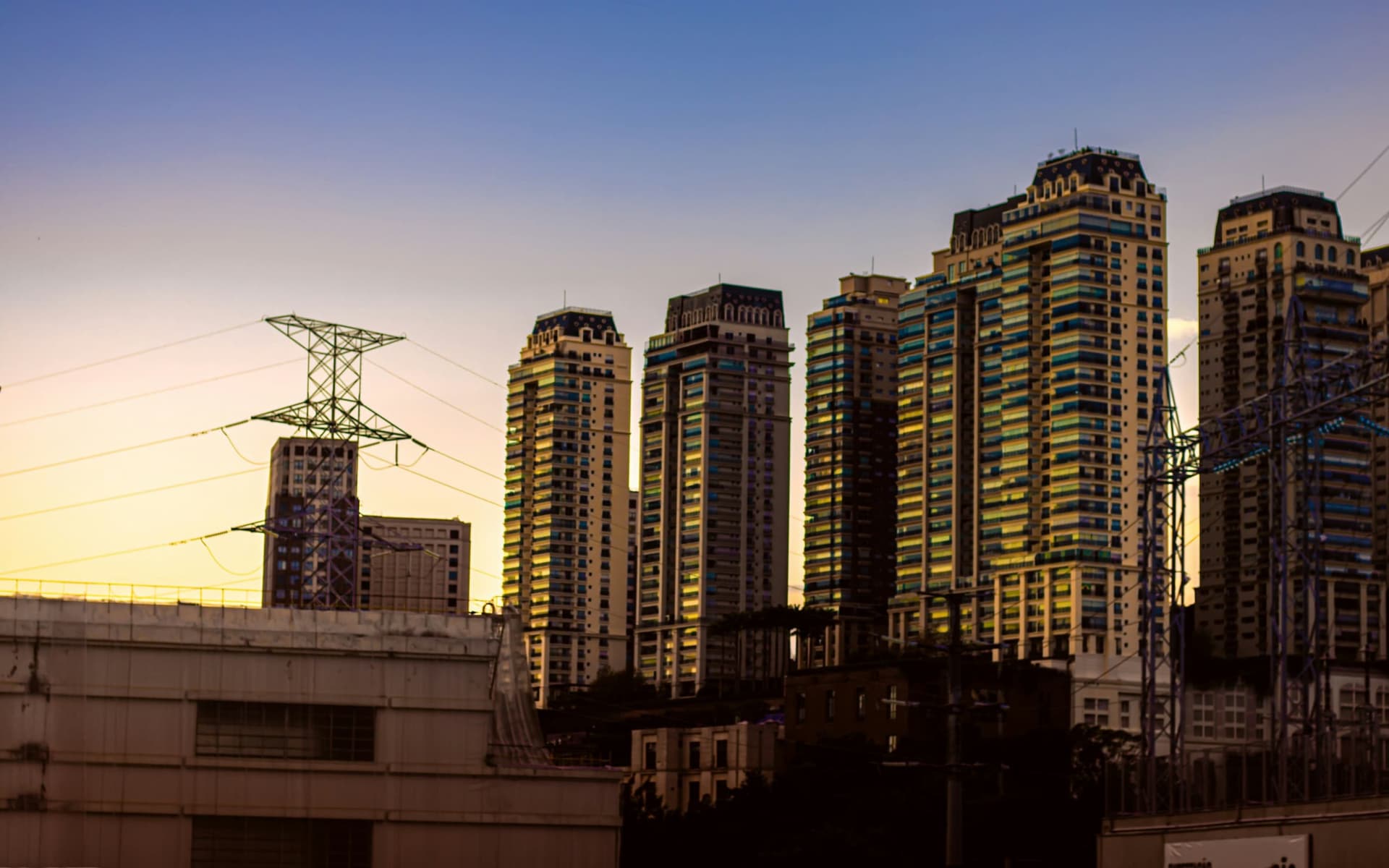 Prédios de Pinheiros ao pôr do sol, vistos da cobertura